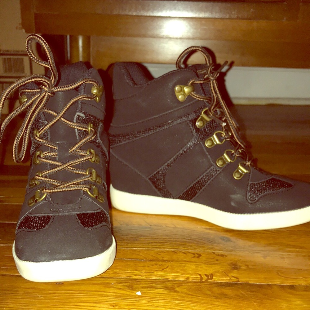 Black heeled sneakers